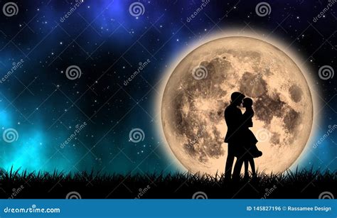 O Amante Que Toma No Campo De Grama Com A Lua Cheia Na Noite Bonita