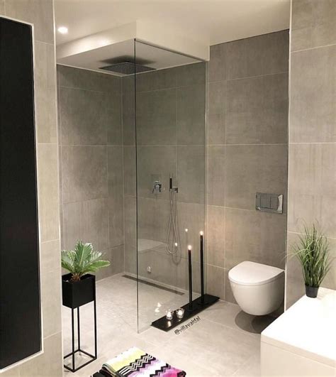Besonders geeignet ist zum beispiel eine bodengleiche dusche. Modernes, minimalistisches Badezimmer mit begehbarer ...