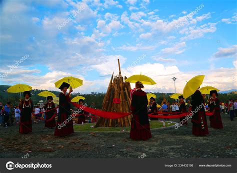 Chinese Women Ethnic Group Dressed Traditional Costumes Headwears Together Tourists Stock