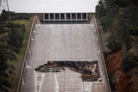 Oroville Dam For St Time In History Uses Emergency Spillway