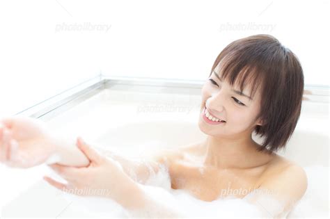入浴する女性 写真素材 [ 2978687 ] フォトライブラリー photolibrary