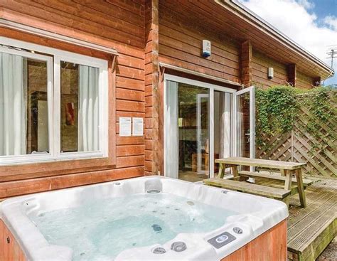 lodges with hot tubs and log cabin holidays