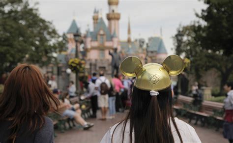 Disney Ceo Disneyland Will Reopen In Late April Furloughed Workers
