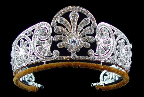 Queen Marys Diamond Tiara Is Decorated With A Graduated Frieze Of