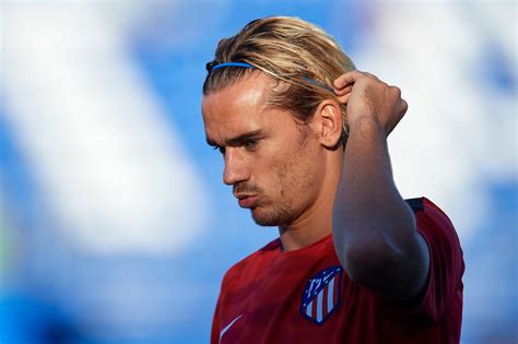 Antoine griezmann answers as many questionsas that you asked on our community page as he can in 90 seconds. Man Utd transfer news: Antoine Griezmann holding secret ...
