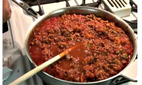 Concoctée avec du vin rouge cette recette de sauce bolognaise est la