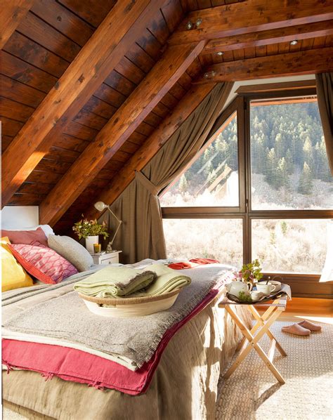 Ver más ideas sobre techo rustico, techos, decoración de unas. Dormitorio rústico con teho de madera y ventana al bosque | Dormitorios rústicos, Dormitorios ...