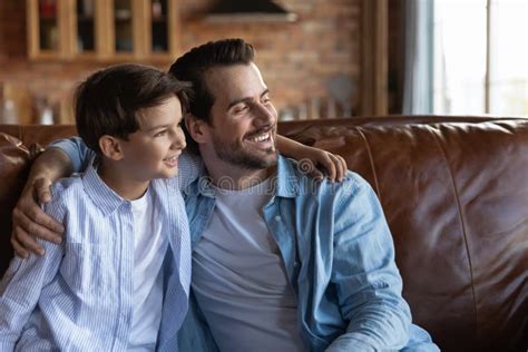 Un Joven Y Sonriente Padre Abrazando A Su Amado Hijo Soñando Juntos