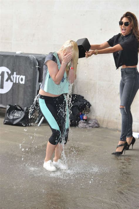 Nicole Scherzinger Doing The Als Ice Bucket Challenge With Fan 03 Gotceleb