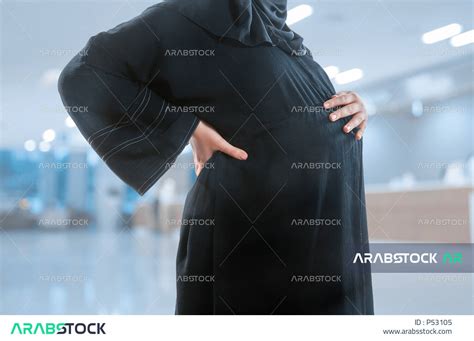 صورة مقربة لامرأه عربية خليجية سعودية ترتدي عباية الحمل، مفهوم الحمل، امرأة حامل، ايماءات وجه
