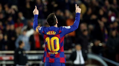 Star soccer player lionel messi, captain of barcelona, is married to antonella roccuzzo. Leo Messi, el pichichi menos goleador
