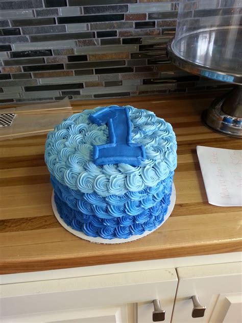 I had forgotten to take pictures before i sent it off to the party! Ombre blue first birthday cake | Baby boy birthday cake ...