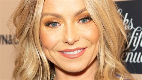 The Unusual Way Kelly Ripa Hid Her Gray Hair