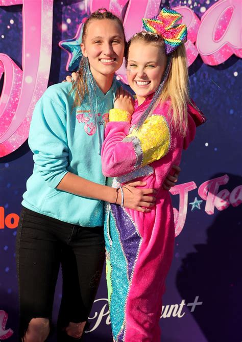 is jojo siwa in a relationship who is jojo siwa the sentinel newspaper