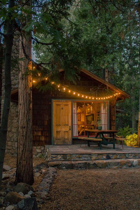 Cozy Cabin Escape In Idyllwild — Black And Blooms House In The Woods