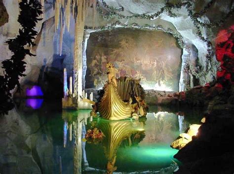 Sie können schloss neuschwanstein nur geführt besichtigen. ルートヴィヒ2世とファントムのボート - I'll be right here