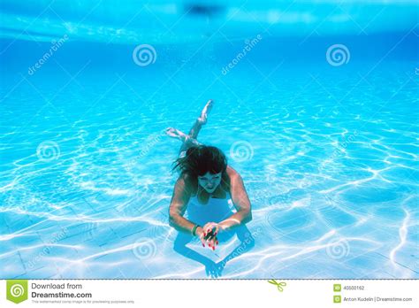 Dziewczyna Pływa Pod Wodą W Basenie Zdjęcie Stock Obraz Złożonej Z Kopiasty Akcja 40500162