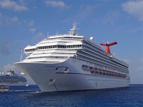 Adicione o topo do mundo no topo da sua lista de desejos. Carnival Cruise ship "Serenade of the Seas." February ...