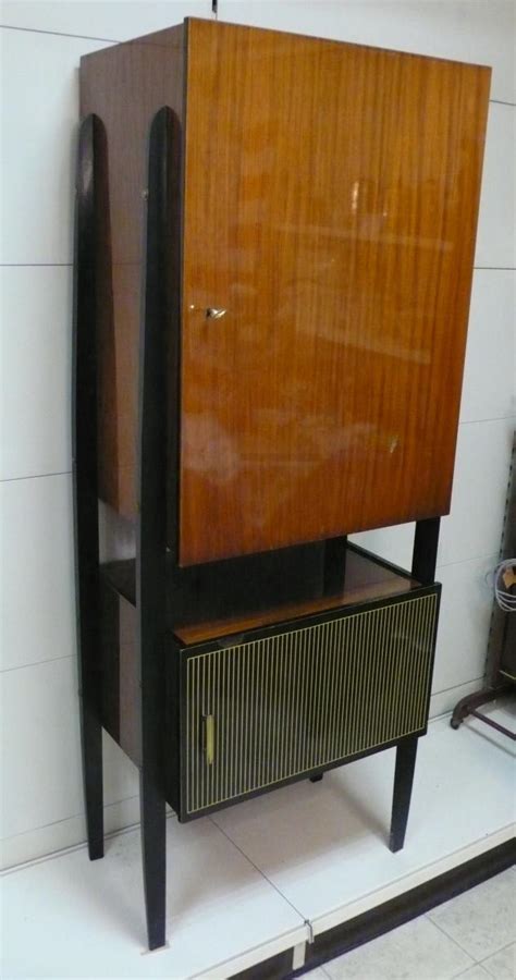 Seit geraumer zeit geht der trend wieder zu einer eigenen hausbar, obwohl diese vor einigen jahren entweder noch zu den 'kellerkindern' gehörte oder purer luxus war. 60er Hausbar Schrank elegant Schwarz + Teak Hochglanz ...