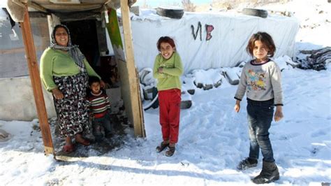 بالصور المناخ القارس يضيف لمأساة اللاجئين السوريين Bbc News عربي