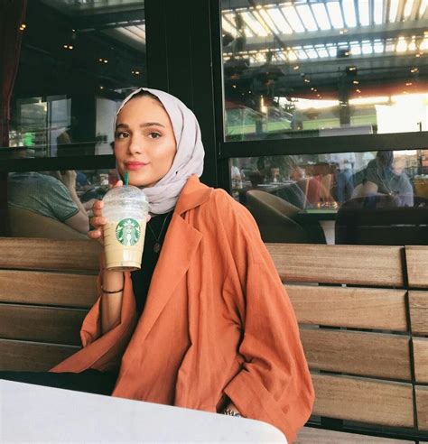 Sabar ya, tunggu sampai social distancing usai. Pinterestthanaamaged (Dengan gambar) | Casual hijab outfit ...
