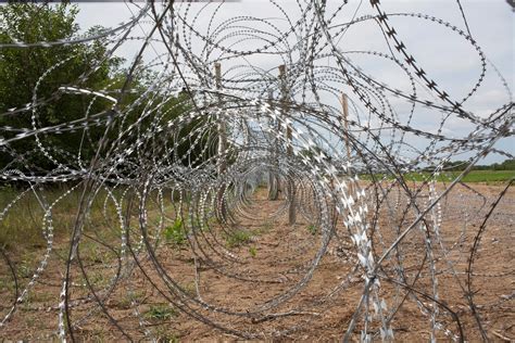 In pictures: The barbed wire fences that scar refugees and Europe ...