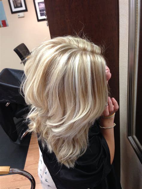 Shoulder Length Blonde Hair With Lowlights Fashion Style