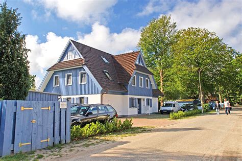 Ausstattung moderne 50 m² ferienwohnungen mit parkplatz auf dem hof, gemütlichem wohnraum mit loggia und separatem schlafzimmer, fussbodenheizung und für den gemütlichen abend ein kaminofen, wohnzimmer: Deichblick - Wohnung 1 - Willkommen im Ostseebad Prerow