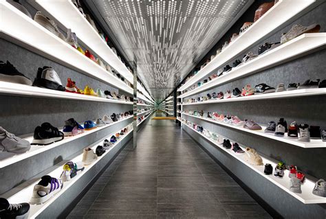 Feature Shoe Store Arktura