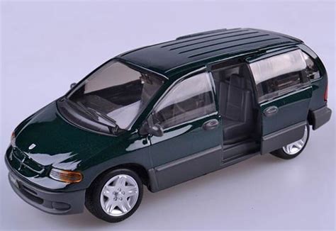 Deep Green Red 126 Maisto Diecast 1996 Chrysler Voyager Model