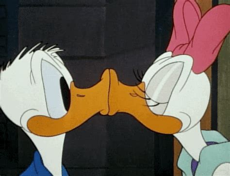 Гиф анимация Целующиеся Donald Duck Дональд Дак и Daisy Duck Дейзи Дак герои мультфильмов