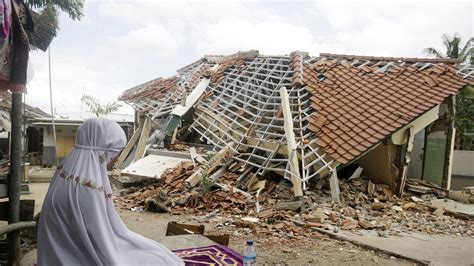 Indonesian Island Struck By Another Strong Earthquake Bt