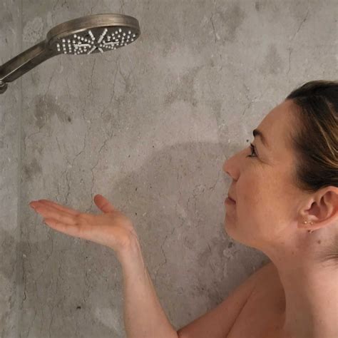 Wie Oft Sollte Man Duschen Expert Innen Verraten Ab Wann Es Sogar Ungesund Werden Kann Glamour