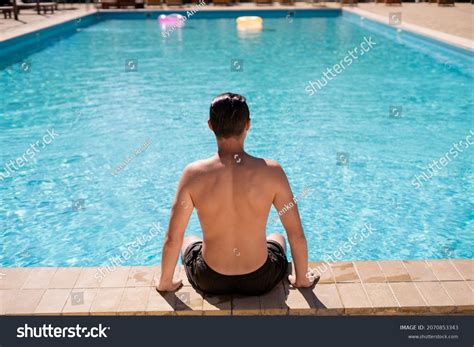 13 225 imágenes de Sexy man in pool Imágenes fotos y vectores de