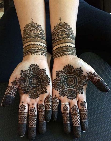 Beautiful Mandala Style Mehndi With Filled Finger Tips Round Mehndi