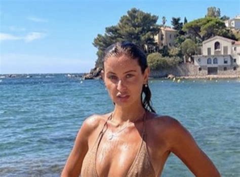 malika ménard encore en vacances l ancienne miss france enflamme instagram en maillot de bain