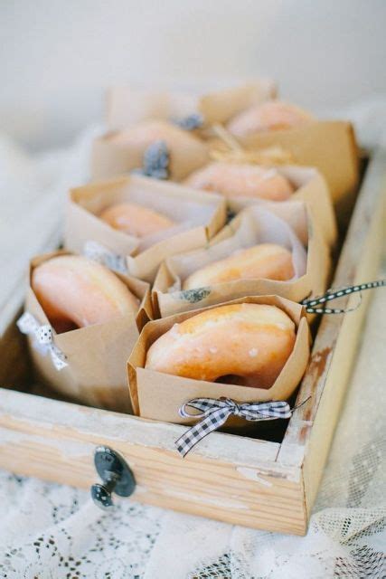 25 sweet wedding donut ideas and ways to display them weddingomania fiesta de oso de peluche