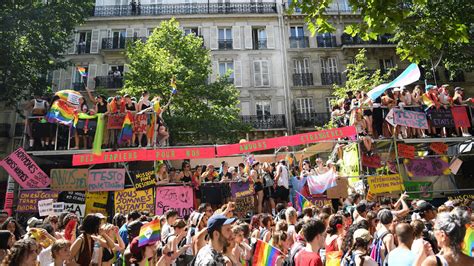 des dizaines de milliers de personnes défilent à paris pour la marche des fiertés