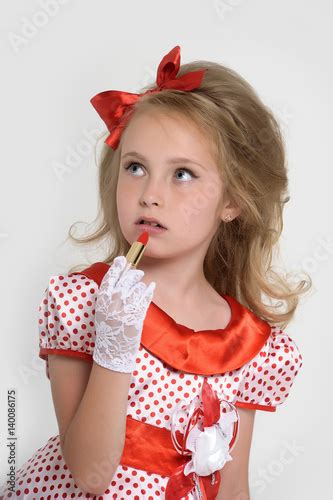 Closeup Portrait Of The Little Girl With Lipstick Photo Libre De