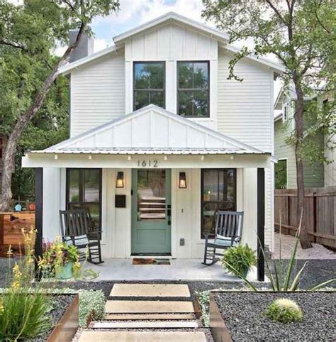 40 Stunning White Farmhouse Exterior Design Ideas