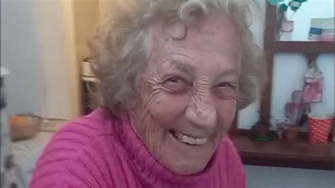 la emotiva reacción de una abuela de 94 años al ver a su nieta en una