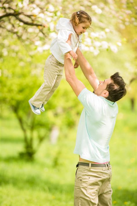 Papá Está Jugando Con Pequeña Hija Bonita En El Parque De Verano