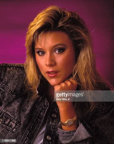 samantha fox during singer samantha fox 1987 photo session at private ニュース写真 getty images
