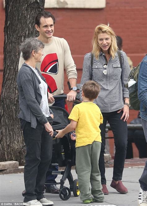 Claire Danes Parece Orgulhosa Como O Filho Cyrus Ajuda A Empurrar Seu