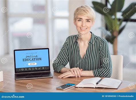 kolaż dojrzałego nauczyciela i laptopa z kursem edukacyjnym online na ekranie w pomieszczeniach