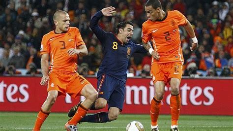 Así reaccionó españa al gol de iniesta contra holanda. España y Holanda, multadas por el número de tarjetas en la ...
