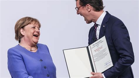 Angela Merkel Höchste Nrw Ehrung Spendet Preisgeld An Diesen Verein