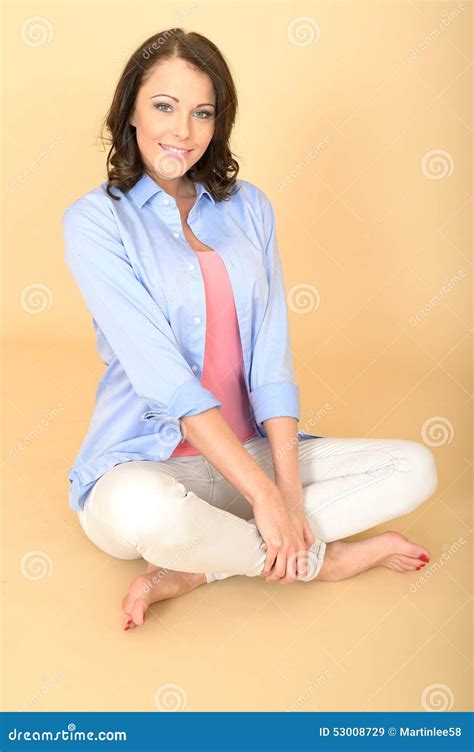Jonge Gelukkige Vrouwenzitting Op Vloer Met Gekruiste Benen Stock Afbeelding Image Of Leuk