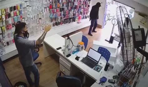 Vídeo mostra assaltante armado roubando vários celulares V9 TV Uberlândia