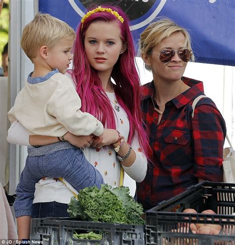 Reese Witherspoons Daughter Ava Phillippe Dyes Her Long Locks Pink